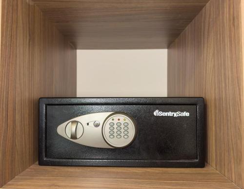 un forno a microonde samsung su una mensola in una stanza di Cardedeu Suites a San Salvador