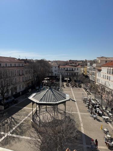 un arrêt de bus dans une ville avec un parking dans l'établissement #401 Heart of Vieil Antibes - Place Nationale-High-End Newly Renovated & Furnished Appartment, à Antibes