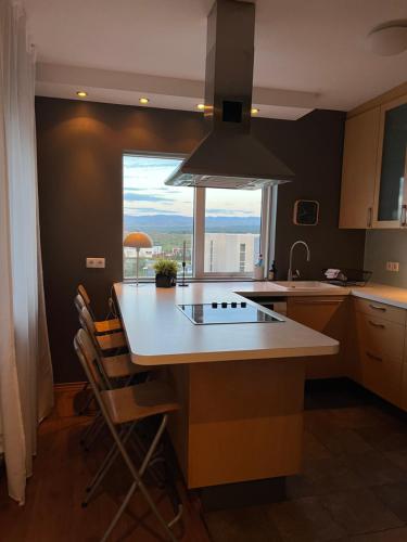 Kuchyň nebo kuchyňský kout v ubytování Eyjasol Apartments