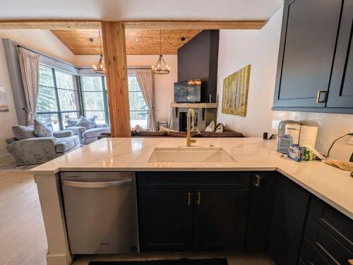 Η κουζίνα ή μικρή κουζίνα στο Ski Tip Ranch 8749 by SummitCove Lodging
