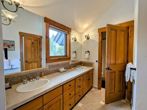 Bilik mandi di Ski Tip Ranch 8749 by SummitCove Lodging