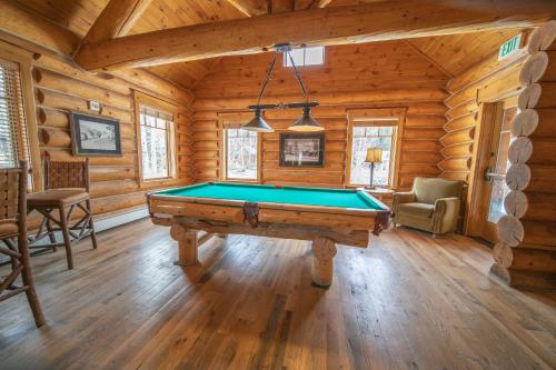 Meja biliard di Settlers Creek 6528 by SummitCove Lodging