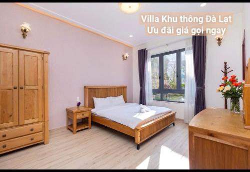 a bedroom with a bed and a window at Chillin Villa - Biệt Thự Đà Lạt Khu Nhiều Thông Gần Hồ Tuyền Lâm in Xuan An