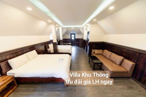 a hotel room with a bed and a couch at Chillin Villa - Biệt Thự Đà Lạt Khu Nhiều Thông Gần Hồ Tuyền Lâm in Xuan An