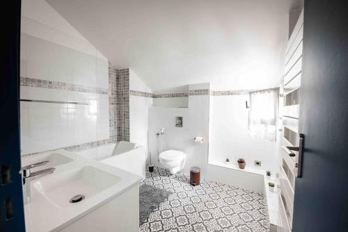 une salle de bain blanche avec un lavabo et des toilettes dans l'établissement Beautiful house near Disney for 12 people, à Champs-sur-Marne