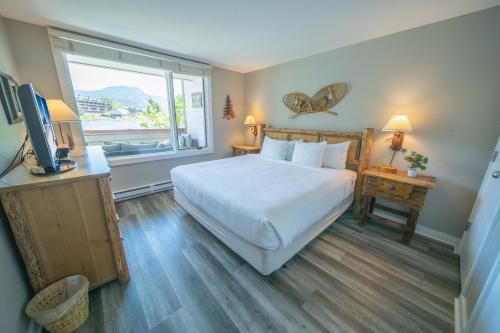 ein Schlafzimmer mit großem Bett und Fenster in der Unterkunft Argentine 1511 by SummitCove Lodging in Keystone