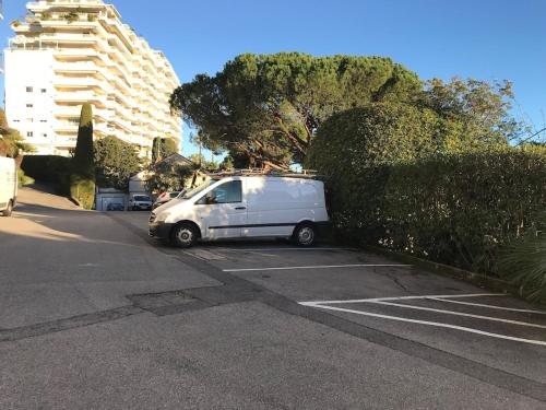 une petite camionnette blanche garée dans un parking dans l'établissement Sea view Luxury apartment pointe croisette, à Cannes