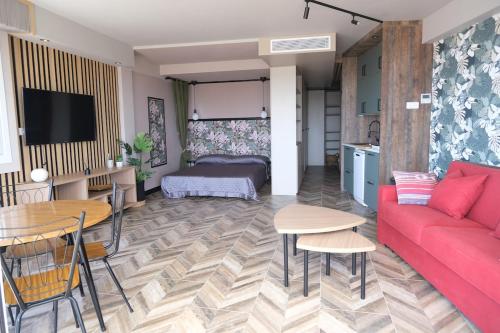 un salon avec un canapé rouge et une table dans l'établissement Sea view Luxury apartment pointe croisette, à Cannes