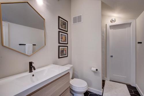 une salle de bain avec un lavabo, des toilettes et un miroir dans l'établissement Flying Dutchman 1188 by SummitCove Lodging, à Keystone