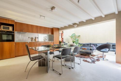 モントルイユにあるVotre écrin méditerranéen aux portes de Parisのキッチン(ダイニングルームテーブル、椅子付)