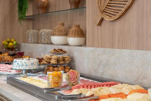 a buffet with a lot of different types of food at Hotel Brisa Praia Pajuçara in Maceió