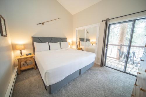 Postel nebo postele na pokoji v ubytování Flying Dutchman 1106 by SummitCove Lodging