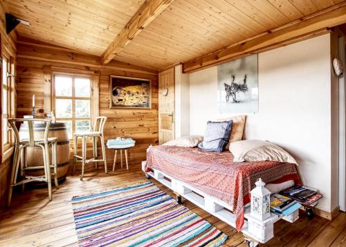 une chambre avec un lit et un bureau dans une pièce dans l'établissement La villa d'Eva, à Léguillac-de-Lauche