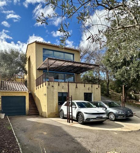 deux voitures garées devant une maison dans l'établissement villamahon, à Laroque-des-Albères