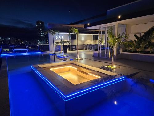 Modern Apartment with Rooftop Pool