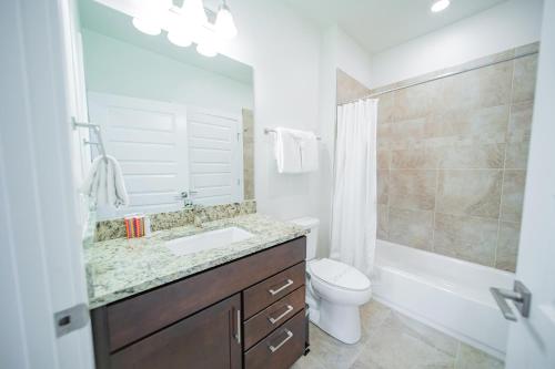 Ένα μπάνιο στο Clearwater Lofts Bldg 3 103 by SummitCove Lodging