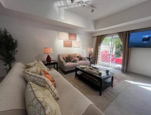 Televisyen dan/atau pusat hiburan di Spacious, Cozy Villa with Pool Access