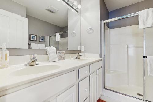 リホボスビーチにあるBella Vista --- 20369 Adriana Lnの洗面台とシャワー付きの白いバスルーム
