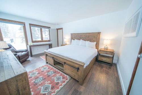 Un dormitorio con una cama, un sofá y una mesa. en Quicksilver 1605 by SummitCove Lodging, en Keystone