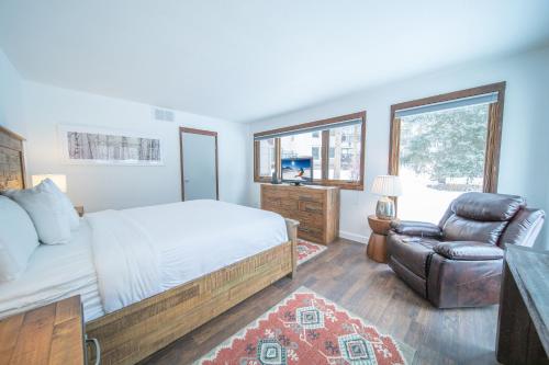 Postel nebo postele na pokoji v ubytování Quicksilver 1605 by SummitCove Lodging