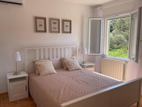 Postel nebo postele na pokoji v ubytování L'Olivier d'Alana - entre Cévennes et Méditerranée