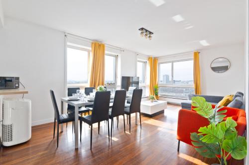 une salle à manger et un salon avec une table et des chaises dans l'établissement Heart of Paris - 3BR - 8P - Tour Eiffel 7 Free Netflix, à Paris