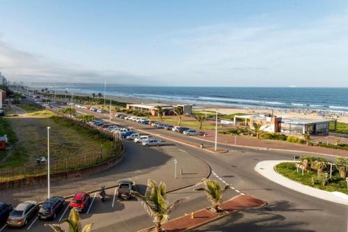 una strada con molte macchine parcheggiate sulla spiaggia di Serenity 905 a Durban