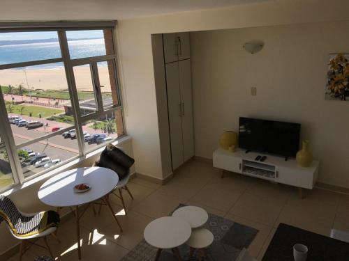 un soggiorno con vista sull'oceano di Serenity 905 a Durban