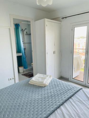 a white bedroom with a bed in a room at Apartamento playa in Blanes