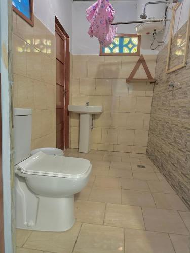 a bathroom with a toilet and a sink at Bush Beach Backpackers in Vilanculos