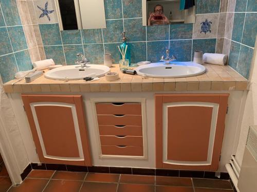 La salle de bains est pourvue de 2 lavabos et d'un comptoir. dans l'établissement Coquet et spacieux Appt 3 chambres dans villa avec terrasse et jardin, à Urrugne