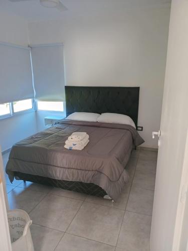 a bedroom with a bed with a green headboard at Lo del Lolo GUALEGUAY in Gualeguay