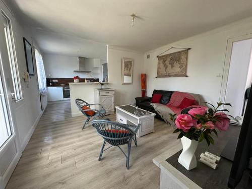 un salon avec un canapé et une table dans l'établissement Le Repaire de Plérin - Plage et bourg, à Plérin