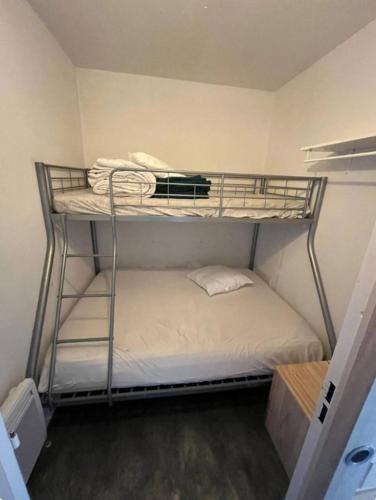 a small room with two bunk beds in it at Appartement Pied des pistes Vue sur les sommets in Saint-Lary-Soulan