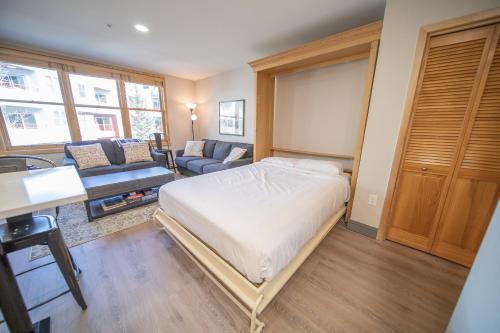 ein Schlafzimmer mit Bett und ein Wohnzimmer in der Unterkunft Silver Mill 8211 by SummitCove Lodging in Keystone