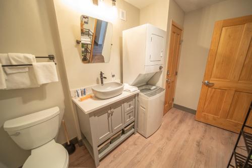 ein Badezimmer mit weißer Toilette und Waschbecken in der Unterkunft Silver Mill 8211 by SummitCove Lodging in Keystone