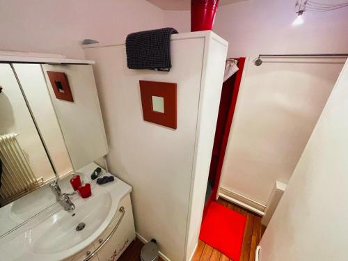 une petite salle de bain avec un lavabo et des toilettes dans l'établissement Parenthèse de Calme - 380, à Rouen