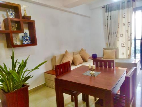 Un comedor con una mesa y un sofá. en Oval Deck, en Yakbedda
