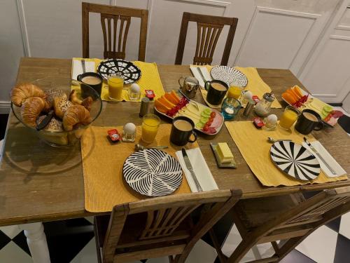 KriftelにあるVILLA ORCHARD Frankfurtの木製テーブル