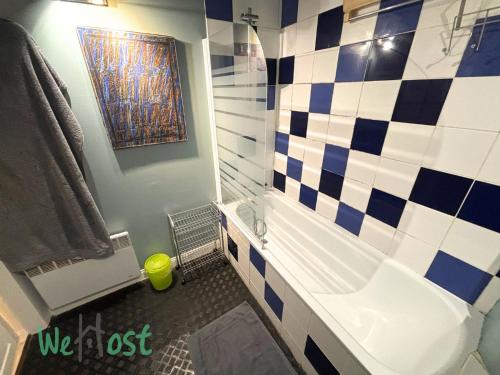 une salle de bain avec un mur en carrelage à carreaux dans l'établissement Gouverneurs CI - PB - Cosy flat heart of Bayonne, à Bayonne