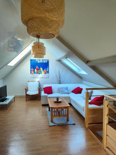 un salon avec un canapé et une table dans l'établissement Cap sur le Sable à Moguériec, à Sibiril