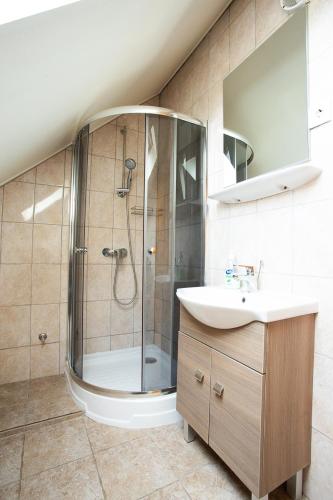 a bathroom with a shower and a sink at Strandi Apartmanok- Levente in Balatonmáriafürdő