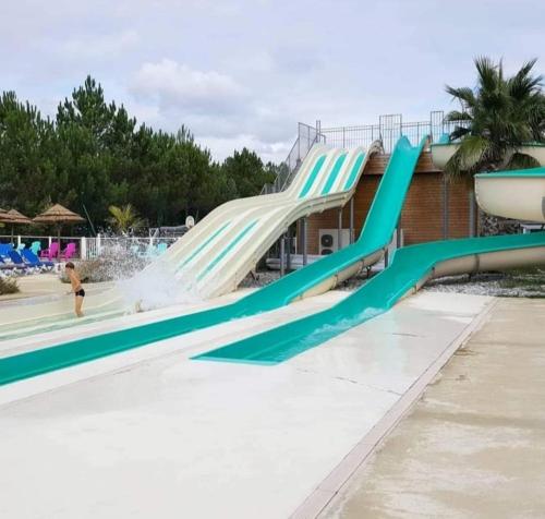 un toboggan aquatique dans un parc aquatique dans l'établissement Les Dunes de Contis 4 étoiles dans les Landes emplacement S001 3CH 2SDB 6 personnes, à Saint-Julien-en-Born