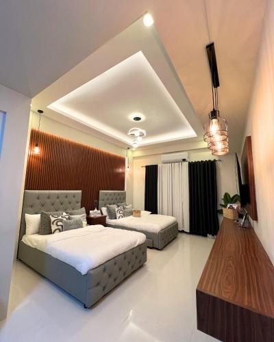 Una cama o camas en una habitación de Alpine Villas at Crosswinds Tagaytay