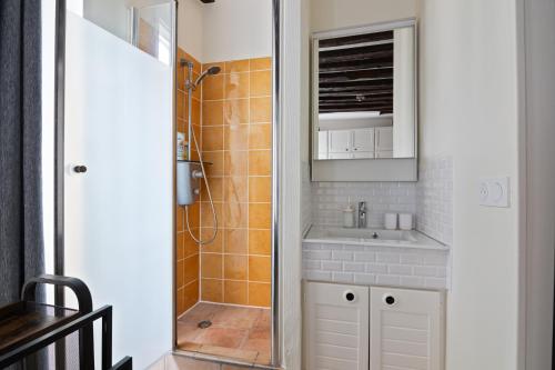 une salle de bain avec douche et lavabo dans l'établissement Heart of Paris - 1BR - 4P - Le Marais 7 Free Netflix, à Paris