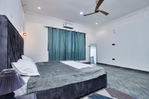 a bedroom with a bed and a ceiling fan at Modern 3BR Home - near airport in Accra