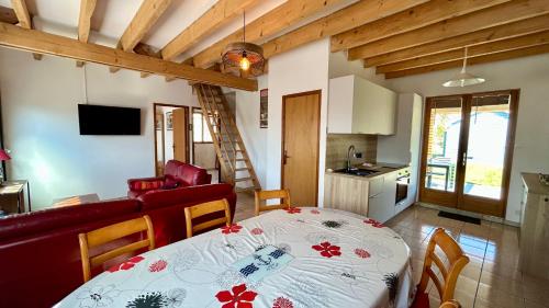 une cuisine et une salle à manger avec une table et un salon dans l'établissement Manureva, à Saint-Quentin-en-Tourmont