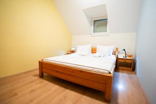 Ένα ή περισσότερα κρεβάτια σε δωμάτιο στο Strandi Apartmanok- Magyar Tenger