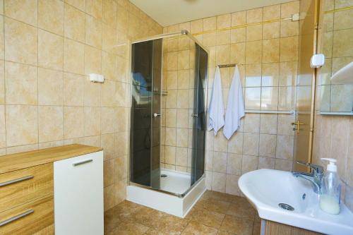 Ένα μπάνιο στο Strandi Apartmanok- Magyar Tenger