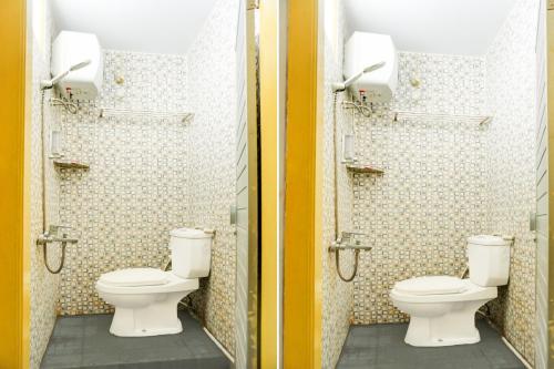a bathroom with two toilets in a room at Hotel O Bandar Lampung Near Gor Saburai in Bandar Lampung